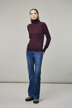 Load image into Gallery viewer, Corel Maggie Flare Jeans Denim Blue is een klassieke denimbroek met een flare slim fit. De denim broek met de perfecte wassing en een middelhoge taille, heeft stretch door een mix van katoen en elastan. Een broek om standaard aan jouw garderobe toe te voegen.