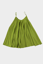 Afbeelding in Gallery-weergave laden, Groene Jurk Spaghetti Kort Giallo is een heerlijke korte zomerjurk, klokkend model jurk met spaghettibandjes (niet verstelbaar), in de prachtige zomerse kleur olijfgroen. De achterkant valt langer dan de voorkant. De jurk is one size, valt ruim en is te dragen van maat S t/m XXL. Deze jurk is verkrijgbaar in verschillende kleuren: Giallo (Geel), Oliva (Olijfgroen), Coccio (Terra).