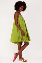 Afbeelding in Gallery-weergave laden, Groene Jurk Spaghetti Kort Giallo is een heerlijke korte zomerjurk, klokkend model jurk met spaghettibandjes (niet verstelbaar), in de prachtige zomerse kleur olijfgroen. De achterkant valt langer dan de voorkant. De jurk is one size, valt ruim en is te dragen van maat S t/m XXL. Deze jurk is verkrijgbaar in verschillende kleuren: Giallo (Geel), Oliva (Olijfgroen), Coccio (Terra).
