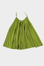 Load image into Gallery viewer, Groene Jurk Spaghetti Kort Giallo is een heerlijke korte zomerjurk, klokkend model jurk met spaghettibandjes (niet verstelbaar), in de prachtige zomerse kleur olijfgroen. De achterkant valt langer dan de voorkant. De jurk is one size, valt ruim en is te dragen van maat S t/m XXL. Deze jurk is verkrijgbaar in verschillende kleuren: Giallo (Geel), Oliva (Olijfgroen), Coccio (Terra).
