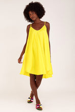 Load image into Gallery viewer, Gele Jurk Spaghetti Kort Giallo is een heerlijke korte zomerjurk, klokkend model jurk met spaghettibandjes (niet verstelbaar), in de prachtige zomerse kleur helder geel. De achterkant valt langer dan de voorkant. De jurk is one size, valt ruim en is te dragen van maat S t/m XXL. Deze jurk is verkrijgbaar in verschillende kleuren: Giallo (Geel), Oliva (Olijfgroen), Coccio (Terra).