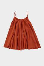 Load image into Gallery viewer, Terra Jurk Spaghetti Kort Coccio is een heerlijke korte zomerjurk, klokkend model jurk met spaghettibandjes (niet verstelbaar). De achterkant valt langer dan de voorkant. De jurk valt ruim en is te dragen van maat S t/m XXL. Deze jurk is verkrijgbaar in verschillende kleuren: Geel, Olijfgroen, Terra.