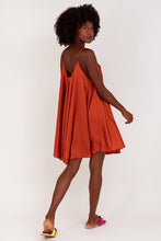 Load image into Gallery viewer, Terra Jurk Spaghetti Kort Coccio is een heerlijke korte zomerjurk, klokkend model jurk met spaghettibandjes (niet verstelbaar). De achterkant valt langer dan de voorkant. De jurk valt ruim en is te dragen van maat S t/m XXL. Deze jurk is verkrijgbaar in verschillende kleuren: Geel, Olijfgroen, Terra.