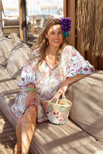 Afbeelding in Gallery-weergave laden, Jurk van Place du Soleil, Mix Paisley Purple Dress is een prachtige wijde zomerjurk met een romantische look.Jurk heeft steekzakken, korte mouwen en een V-hals, die afgewerkt is met paarse band. Ideale jurk te dragen over badkleding. Deze jurk valt normaal op maat en wordt geleverd met witte losse onderjurk van katoen.
