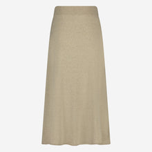 Afbeelding in Gallery-weergave laden, Rok Holli is een mooie A-lijn Maxi Rok in de Jane Lushka Collectie. Een rok met een elastieken brede rib band in Beige Melange. Deze rok heeft een beige kleur melange met subtiele gekleurde spikkels. Een duurzaam item, een zachte stof, comfortabel en stijlvol komen perfect samen in dit ontwerp. Deze rok is te combineren met de mooie top Clay in dezelfde stof. Het model is 1,79 cm lang en draagt maat S.