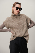 Afbeelding in Gallery-weergave laden, Jane Lushka Vest Teddy Taupe KN Teddy, type spencer knitwear. Het Teddy Vest is een modern gilet uit de collectie van Jane Luskha, heeft een grote kraag met rits, korte mouwen en splitjes aan de zijkant. Het vest is uitgevoerd in de kleur taupe bevat wol, maar prikt niet.