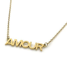 Afbeelding in Gallery-weergave laden, stijlvolle goudkleurige ketting met de tekst “Amour”. Het minimalistische en elegante design straalt liefde en vrouwelijkheid uit, waardoor deze ketting perfect is om iedere dag te dragen.