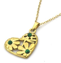 Afbeelding in Gallery-weergave laden, elegante goudkleurige ketting met een romantische hartvormige hanger. Het verfijnde ontwerp is versierd met delicate bloemen details en subtiele jadegroene siersteentjes.