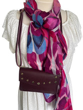 Afbeelding in Gallery-weergave laden, Een klein leren crossbodytas met goudkleurige studs, een lus aan de achterzijde om het tasje eventueel aan een riem te dragen. Tas is met een druksluiting te sluiten, aan de binnenzijde zit een vakje met een ritssluiting. Het hengsel is afneembaar en verstelbaar (145cm). Tas Laura is verkrijgbaar in verschillende kleuren.