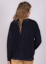 Afbeelding in Gallery-weergave laden, Blauwe Sweater, Oversized Pullover LAMIA in Navy met knoopdetails, zachte kwaliteit en een comfortabele, tijdloze pasvorm.