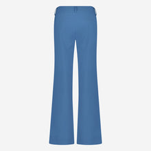 Load image into Gallery viewer, Blauwe Broek in travelkwaliteit, Pants Landa met item referentie U22421437 van de Jane Lushka Collectie. Een nette lange broek met rechte pijpen in een prachtige blauwe kleur. Broek heeft twee knopen en rits om te sluiten, heeft lussen voor een ceintuur en een paspel zak op de achterkant.