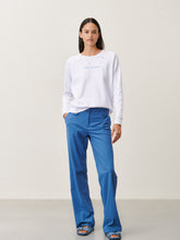 Load image into Gallery viewer, Blauwe Broek in travelkwaliteit, Pants Landa met item referentie U22421437 van de Jane Lushka Collectie. Een nette lange broek met rechte pijpen in een prachtige blauwe kleur. Broek heeft twee knopen en rits om te sluiten, heeft lussen voor een ceintuur en een paspel zak op de achterkant.