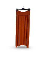 Load image into Gallery viewer, Lange Rok met een taille omslagband. Deze lange zwierige rok met subtiel lurex draadje, is een heerlijk luchtig item voor het voorjaar en de zomer en is ook zeker in het najaar gemakkelijk door te dragen met een panty of maillot. Deze rok is verkrijgbaar in verschillende kleuren: wit, brique, groen, zand.
