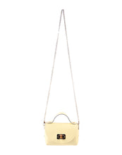 Load image into Gallery viewer, Stijlvolle en trendy mini tas met hengsel in een elegante groene tint, perfect voor dagelijks gebruik. Deze handtas is vervaardigd van hoogwaardig, soepel leer met een subtiele structuur, wat zorgt voor een luxe uitstraling en een duurzame kwaliteit. Het hoofdvak sluit met een praktische bamboe draaisluiting en biedt voldoende plek voor al je essentials.