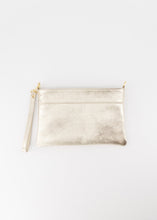 Afbeelding in Gallery-weergave laden, Goudkleurige Leren Metallic Tas die te dragen is als clutch en als crossbody tas. De Valeria Tas heeft een pols band en de tas is te sluiten met een rits. In deze tas zit een steekvakje en heeft een afneembaar kettinghengsel. Deze leuke metallic clutch is verkrijgbaar in verschillende kleuren: Goud, Fuchsia, Paars.