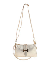 Afbeelding in Gallery-weergave laden, Tas Hera is een lederen schoudertas met een gouden metalen H op de voorkant. De tas, tevens als crossbody te dragen sluit met een rits en over de bovenkant loopt een stuk leer dat aan de achterkant sluit met een drukknop. Deze tas straalt klasse uit met zijn hoogwaardige leder, tijdloos ontwerp en gouden accenten. Met zowel een kort en een verstelbare lange schouderriem, een hoofdcompartiment en veilige ritssluiting is deze tas zowel elegant als praktisch. Upgrade je stijl met deze elegante schoudertas!