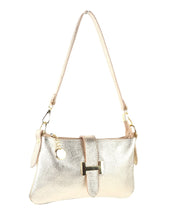 Afbeelding in Gallery-weergave laden, Tas Hera is een lederen schoudertas met een gouden metalen H op de voorkant. De tas, tevens als crossbody te dragen sluit met een rits en over de bovenkant loopt een stuk leer dat aan de achterkant sluit met een drukknop. Deze tas straalt klasse uit met zijn hoogwaardige leder, tijdloos ontwerp en gouden accenten. Met zowel een kort en een verstelbare lange schouderriem, een hoofdcompartiment en veilige ritssluiting is deze tas zowel elegant als praktisch. Upgrade je stijl met deze elegante schoudertas!