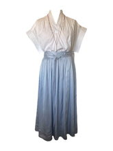 Load image into Gallery viewer, Lichtblauwe Rok Ajenne van de Moment Amsterdam Collectie is een soepel vallende wijde rok met een satijnen tailleband en strik. De tailleband heeft aan de achterkant elastiek. Combineer deze mooie rok met top Aria.