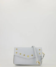 Afbeelding in Gallery-weergave laden, Lichtblauwe Tas met goudkleurige studs, met lus aan de achterzijde om het tasje aan een riem te dragen. Deze kleine tas heeft een afneembaar en verstelbaar hengsel.