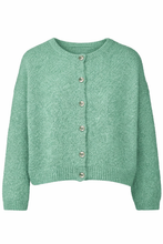 Load image into Gallery viewer, Lichtgroen Vest Grande Chic van Beauregard in de kleur celadon (2671). Vest met een ronde hals, lange mouwen en knoopjes om het vest eventueel te sluiten, om het als trui te dragen. Vest is verkrijgbaar in verschillende kleuren. Super Zacht Vest, is nu al een van onze bestsellers!