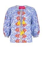 Afbeelding in Gallery-weergave laden, Lila Blouse Print Orange van Place du Soleil. De blouse is een licht klokkend model met 3/4 mouwen met manchet en heeft werkelijk prachtige borduursels in warm oranje en geel met pailletten. Blouse top heeft 4 knoopjes en strikkoord met gele flosjes. Deze geweldige blouse is in de kleurencombinatie lila, oranje, geel.