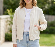 Afbeelding in Gallery-weergave laden, Linnen bomberjack in ecru met ritssluiting, ronde hals en verstelbaar trekkoord. Luchtig, stijlvol en perfect voor elke zomerse outfit, in diverse kleuren