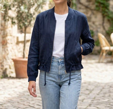 Load image into Gallery viewer, Linnen bomberjack in marine met ritssluiting, ronde hals en verstelbaar trekkoord. Luchtig, stijlvol en perfect voor elke zomerse outfit, in diverse kleuren