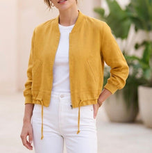 Load image into Gallery viewer, Linnen bomberjack in okergeel met ritssluiting, ronde hals en verstelbaar trekkoord. Luchtig, stijlvol en perfect voor elke zomerse outfit, in diverse kleuren