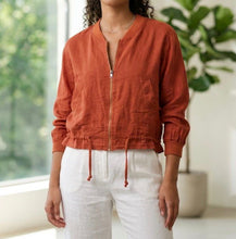 Load image into Gallery viewer, Linnen bomberjack in terracotta met ritssluiting, ronde hals en verstelbaar trekkoord. Luchtig, stijlvol en perfect voor elke zomerse outfit, in diverse kleuren