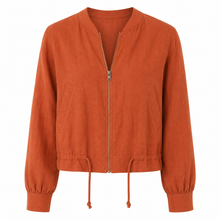 Load image into Gallery viewer, Linnen bomberjack in terracotta met ritssluiting, ronde hals en verstelbaar trekkoord. Luchtig, stijlvol en perfect voor elke zomerse outfit, in diverse kleuren