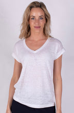 Afbeelding in Gallery-weergave laden, Linnen T-shirt met Diepe V-Hals – Relaxte Pasvorm & Luchtig Comfort van The Clothed Collectie. Een comfortabel T-shirt met een diepe V-hals en relaxte pasvorm. Gemaakt van hoogwaardig, ademend linnen – perfect voor zomerse dagen.