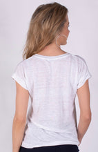 Afbeelding in Gallery-weergave laden, Linnen T-shirt met Diepe V-Hals – Relaxte Pasvorm & Luchtig Comfort van The Clothed Collectie. Een comfortabel T-shirt met een diepe V-hals en relaxte pasvorm. Gemaakt van hoogwaardig, ademend linnen – perfect voor zomerse dagen