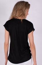 Afbeelding in Gallery-weergave laden, Linnen T-shirt met Diepe V-Hals – Relaxte Pasvorm & Luchtig Comfort van The Clothed Collectie. Een comfortabel T-shirt met een diepe V-hals en relaxte pasvorm. Gemaakt van hoogwaardig, ademend linnen – perfect voor zomerse dagen