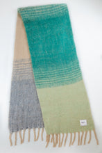 Load image into Gallery viewer, Lange Sjaal met franjes, een prachtige sjaal van Moment Amsterdam met referentie 510-51.101-24.9 met afmeting 200cmx40cm in de mooie combinatie kleuren taupe, mint en smaragd groen. Met deze sjaal blijf je lekker warm en maak jij jouw outfit helemaal compleet.