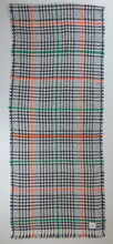 Load image into Gallery viewer, Lange Sjaal met franjes, een prachtige sjaal van Moment Amsterdam met item referentie 901-53.304-24.9 en afmeting 200cmx70cm. Sjaal is in de klassieke kleuren zwart en wit met oranje en groene details. Met deze sjaal blijf je lekker warm en maak jij jouw outfit helemaal compleet.