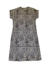 Load image into Gallery viewer, Zomerjurk, Kaftan van Moment by Moment in een vale zwart/wit print in zebra dessin. Zomerjurk heeft een ronde hals met vier knoopjes en heeft steekzakken. In deze serie is verkrijgbaar: Zomerjurk, super grote strandtas, te sluiten met een strikje en een mini tasje met rits. Met deze prachtige set ben je helemaal klaar voor het strand of het terras. De kaftan/zomerjurk is ook los verkrijgbaar.