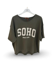 Load image into Gallery viewer, Leuke top van Mooij, een dikkere stof T-shirt met opdruk Soho. Deze top is in verschillende kleuren verkrijgbaar.
