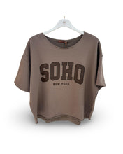 Load image into Gallery viewer, Leuke top van Mooij, een dikkere stof T-shirt met opdruk Soho. Deze top is in verschillende kleuren verkrijgbaar.