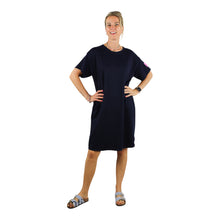 Afbeelding in Gallery-weergave laden, Hét jog-jurkje van dit seizoen! De knielange T-shirtdress is een rechtvallend model en is gemaakt van een luxueuze, zachte kwaliteit stof die prachtig valt en heerlijk draagbaar is.