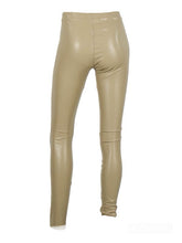 Load image into Gallery viewer, Camel kleurige Legging van Vegan Leather, PU. Een mooie kwaliteit leather look legging van Norfy met subtiele glans. Deze legging heeft een voering van dunne soepele fleece kwaliteit en heeft zeer veel stretch, is verkrijgbaar in verschillende kleuren: zwart, army green, camel en zwart met brede band. Deze legging valt normaal op maat.