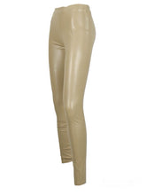 Load image into Gallery viewer, Camel kleurige Legging van Vegan Leather, PU. Een mooie kwaliteit leather look legging van Norfy met subtiele glans. Deze legging heeft een voering van dunne soepele fleece kwaliteit en heeft zeer veel stretch, is verkrijgbaar in verschillende kleuren: zwart, army green, camel en zwart met brede band. Deze legging valt normaal op maat.