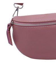 Load image into Gallery viewer, Oudroze Tas Fabienne in kleur Old Pink, is een veelzijdige crossbody tas die ook als trendy heuptas gedragen kan worden. Met zijn Italiaans leder en elegante zilverkleurige hardware is Fabienne de perfecte combinatie van stijl en functionaliteit.