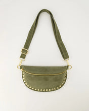 Afbeelding in Gallery-weergave laden, Groene Tas Debby is een groene lederen heuptas / crossbody tas, gemaakt van suède leer met studs.