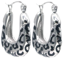 Afbeelding in Gallery-weergave laden, Goudkleurige oorbellen, Leopard, type oorstekers, in een speelse U-vorm met luipaard print. Superleuk en mega trendy. Combineer deze oorbellen met jouw favoriete sieraden.