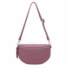 Load image into Gallery viewer, Oudroze Tas Fabienne in kleur Old Pink, is een veelzijdige crossbody tas die ook als trendy heuptas gedragen kan worden. Met zijn Italiaans leder en elegante zilverkleurige hardware is Fabienne de perfecte combinatie van stijl en functionaliteit.