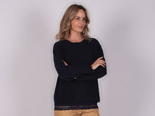 Load image into Gallery viewer, Oversized Pullover LAMIA in Navy met knoopdetails, zachte kwaliteit en een comfortabele, tijdloze pasvorm.