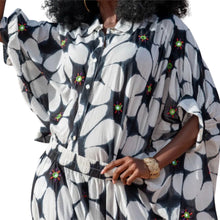 Load image into Gallery viewer, Gave Oversized Blouse Niva met kraag, knoopsluiting en korte ballonmouwen. De blouse is gemaakt van katoen en heeft een prachtige print met verfijnde borduursels en kleine spiegeltjes als bijzondere details. Dankzij de oversized fit draagt de blouse heerlijk luchtig en stijlvol.