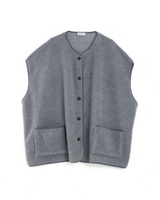 Afbeelding in Gallery-weergave laden, Antraciet Gilet van Teddystof, een oversized boxy imitatiebont vest met klassieke bies, opgestikte zakken en knopen. Perfect om jouw outfit extra warmte en stijl te geven