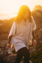 Afbeelding in Gallery-weergave laden, Ruimvallend Vest New Zealand in de kleur Grey Melange is een trendy en prachtig exemplaar. Vest New Zealand is ongeveer 80cm lang, heeft knoopjes en steekzakken.