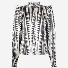 Afbeelding in Gallery-weergave laden, Zwart/witte Blouse Kim is een vrouwelijke blouse uit de collectie van Jane Luskha, heeft lange mouwen met bredere manchetten, ruches op de schouders en een opstaande kraag. Deze stijlvolle blouse is ook ontzettend mooi om te dragen onder een zwart pak. De blouse is van de bekende travel kwaliteit en is verkrijgbaar in verschillende maten. Item referentie : PEG723116